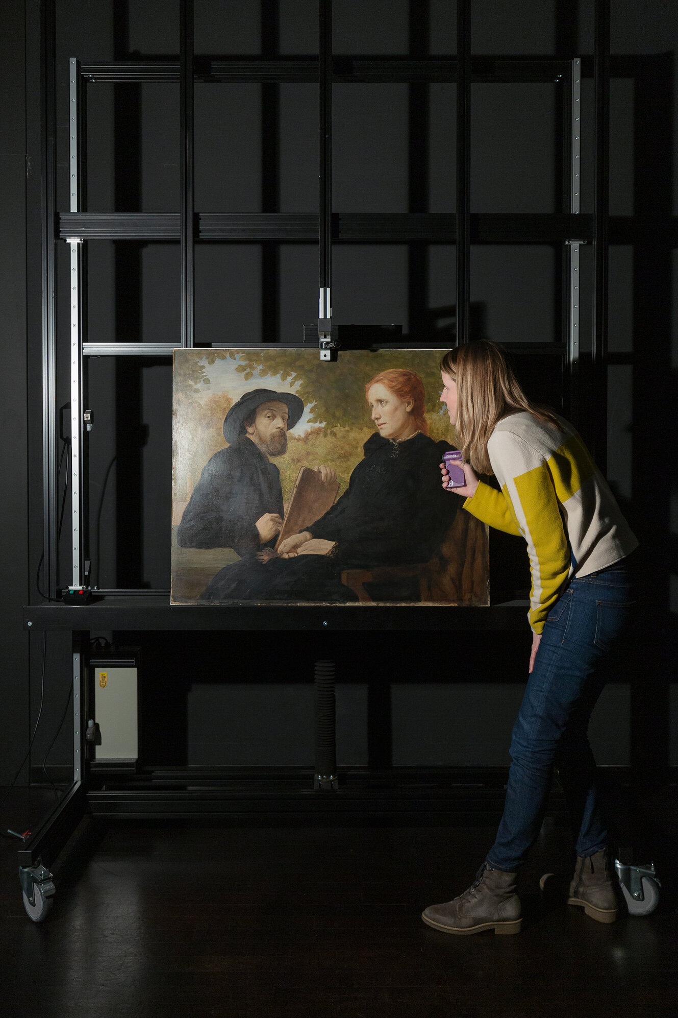 Eine Frau betrachtet ein Gemälde