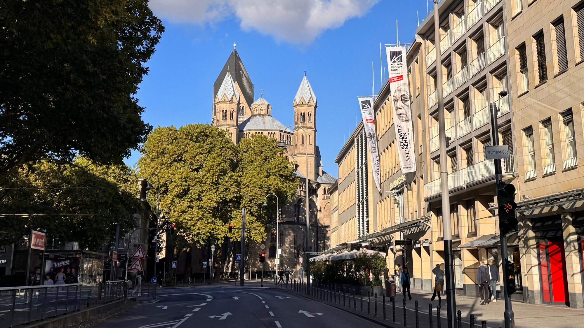 Außenfassage des Kollwitz Museum Köln inmitten der Kölner City