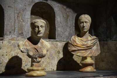 Zwei Frauenbüsten in der Grabkammer Weiden