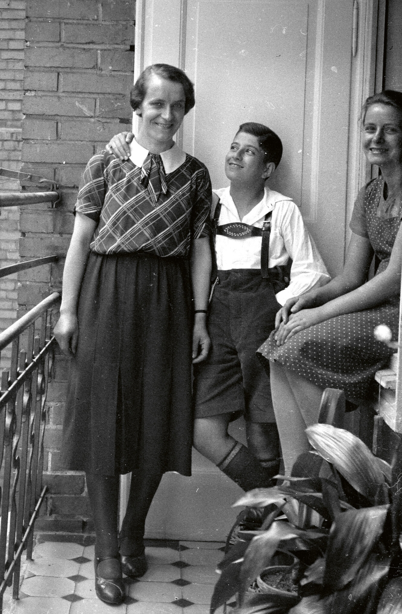 Gertrud Heuft (links) mit Leopold Schönenberg und einer unbekannten Freundin der Familie auf dem »Küchenbalkon« der Wohnung Venloer Straße 23, September 1933