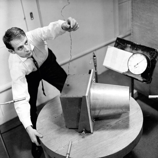 Ein Mann vor einer Skulptur