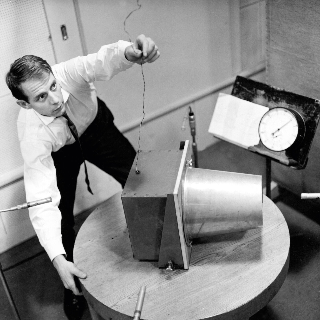 Ein Mann vor einer Skulptur