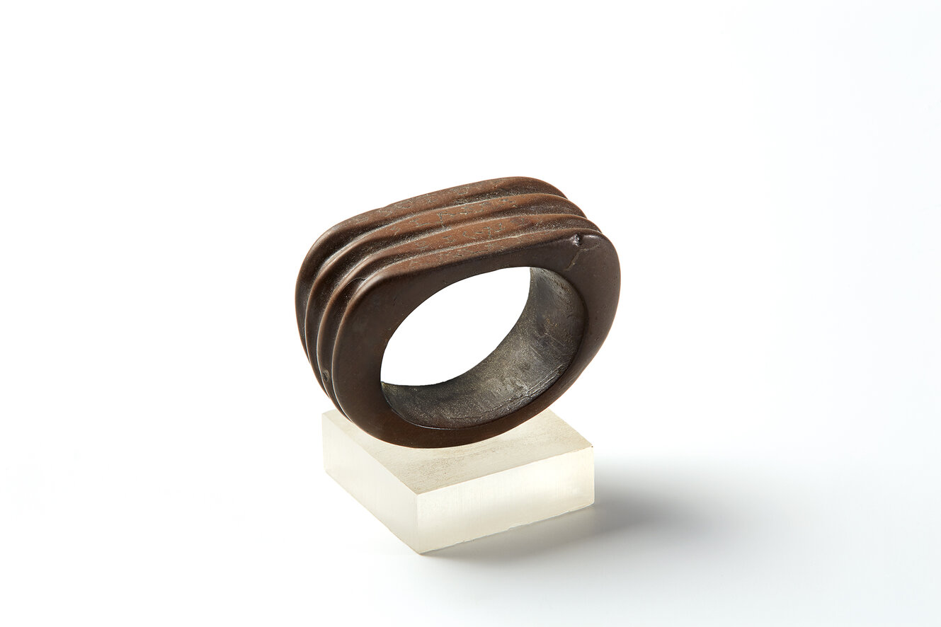 Ein dunkler Ring