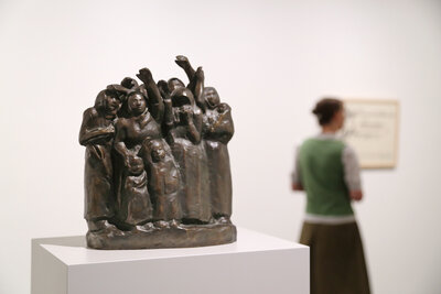 Blick in die Ausstellung, im Vordergrund eine Bronze-Plastik 