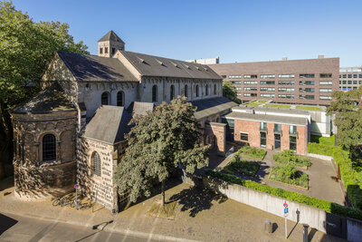 Außenansicht des Museum Schnütgen mit der Kirche St. Cäcilien links im Vordergrund