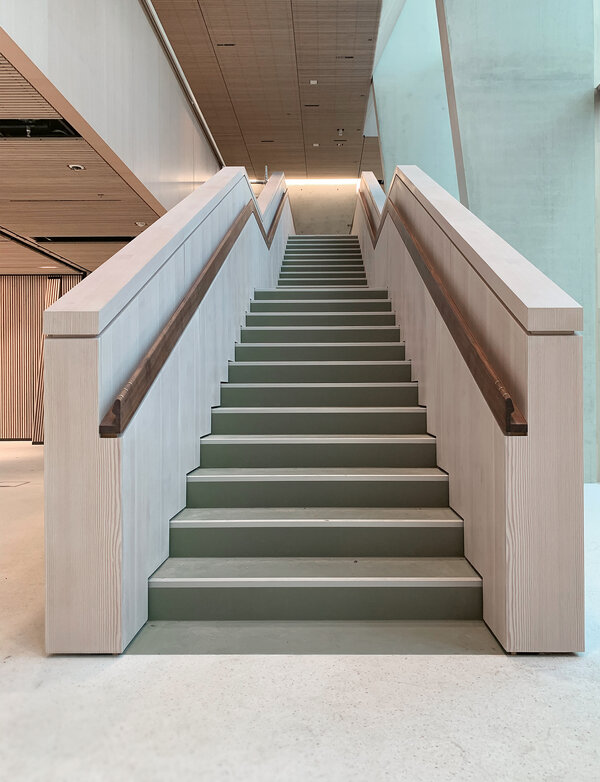 Eine helle Treppe aus Stein.
