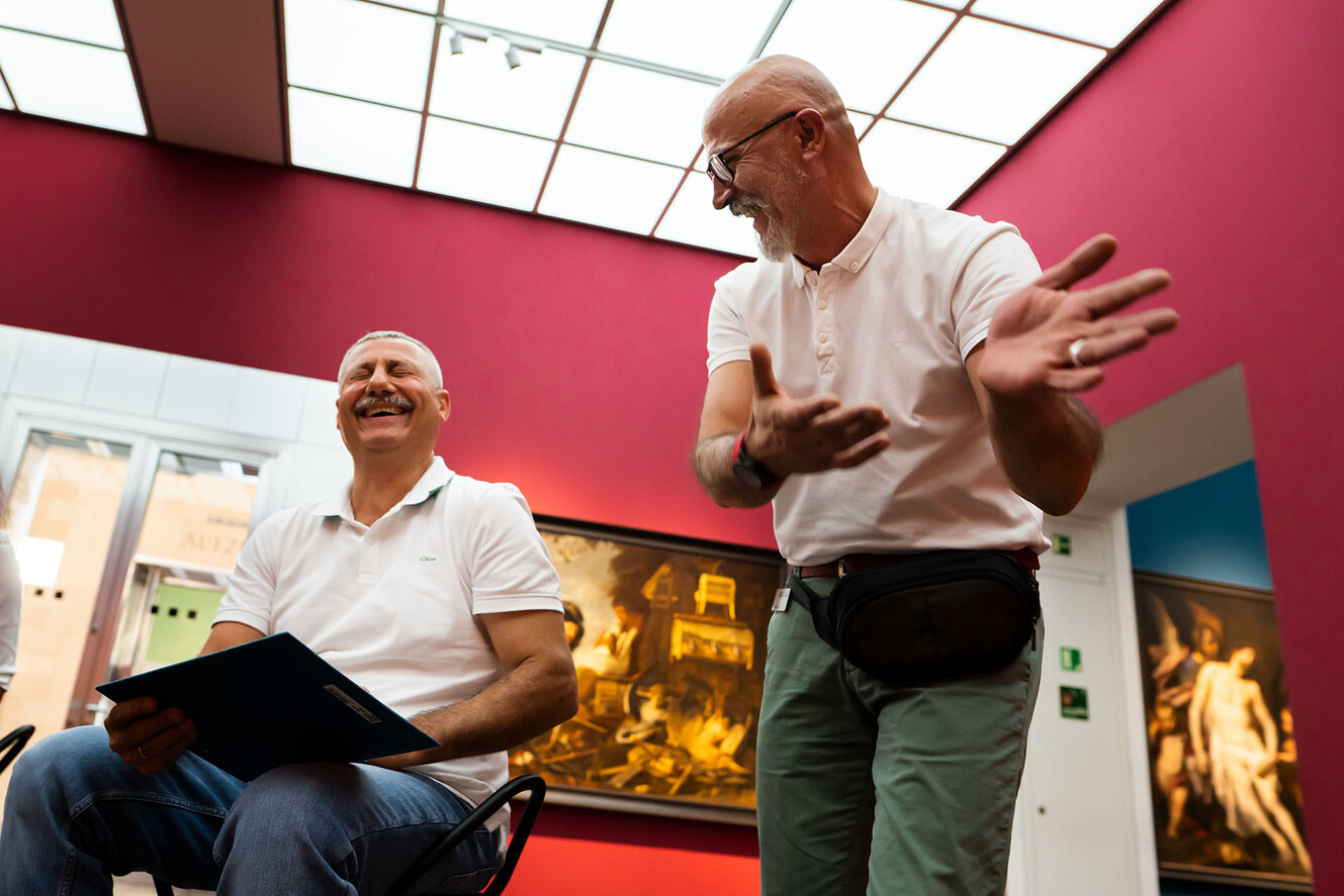 Zwei Männer sprechen miteinander im Museum