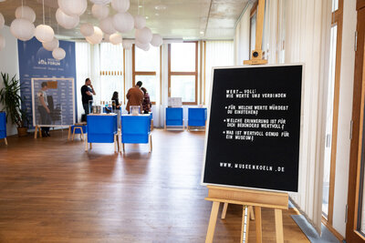 Totale des Ausstellungsraums.