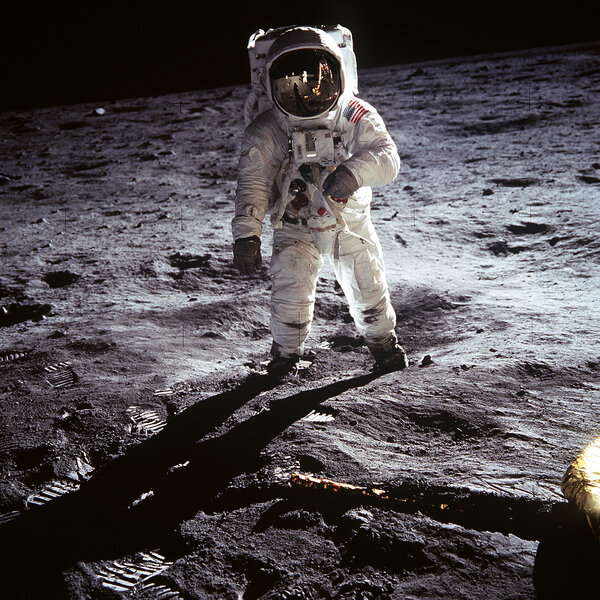 Der Astronaut Buzz Aldrin steht im Raumanzug auf dem Mond.