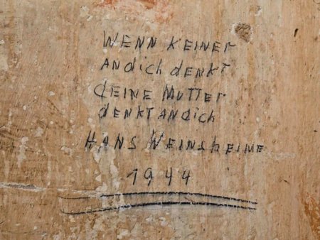 EL-DE-Haus, Gedenkstätte Gestapogefängnis: Inschrift in Zelle 1