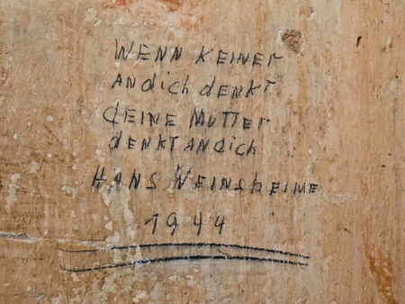 EL-DE-Haus, Gedenkstätte Gestapogefängnis: Inschrift in Zelle 1