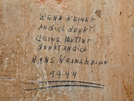 EL-DE-Haus, Gedenkstätte Gestapogefängnis: Inschrift in Zelle 1
