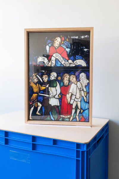 Ausschnitt aus einem bunten Kirchenfenster.