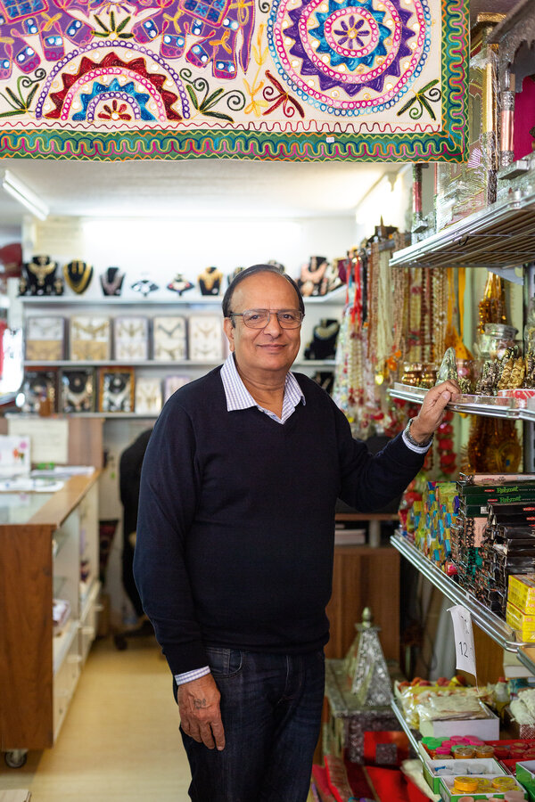 Indische Bekleidung, Modeschmuck, Meditations- und Geschenkartikel: Das Sortiment von Muthreja Kishors »Indian Center« ist bunt und breit gefächert.