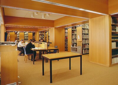 Innenansicht Kunst- und Museumsbibliothek, Tische und Regale mit Büchern