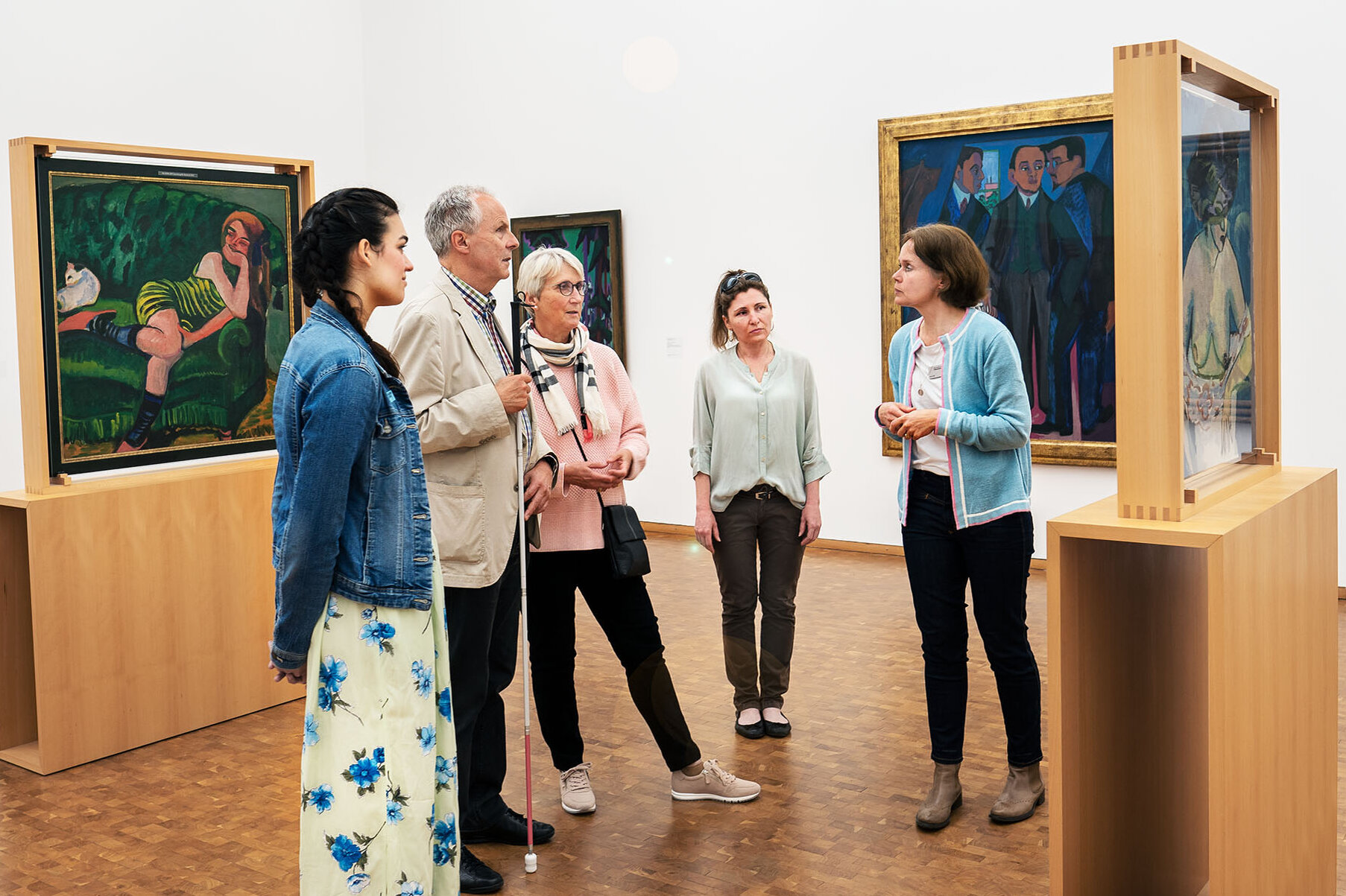 Menschen mit und ohne Sehbehinderung nehmen an einer Führung im Museum Ludwig teil.