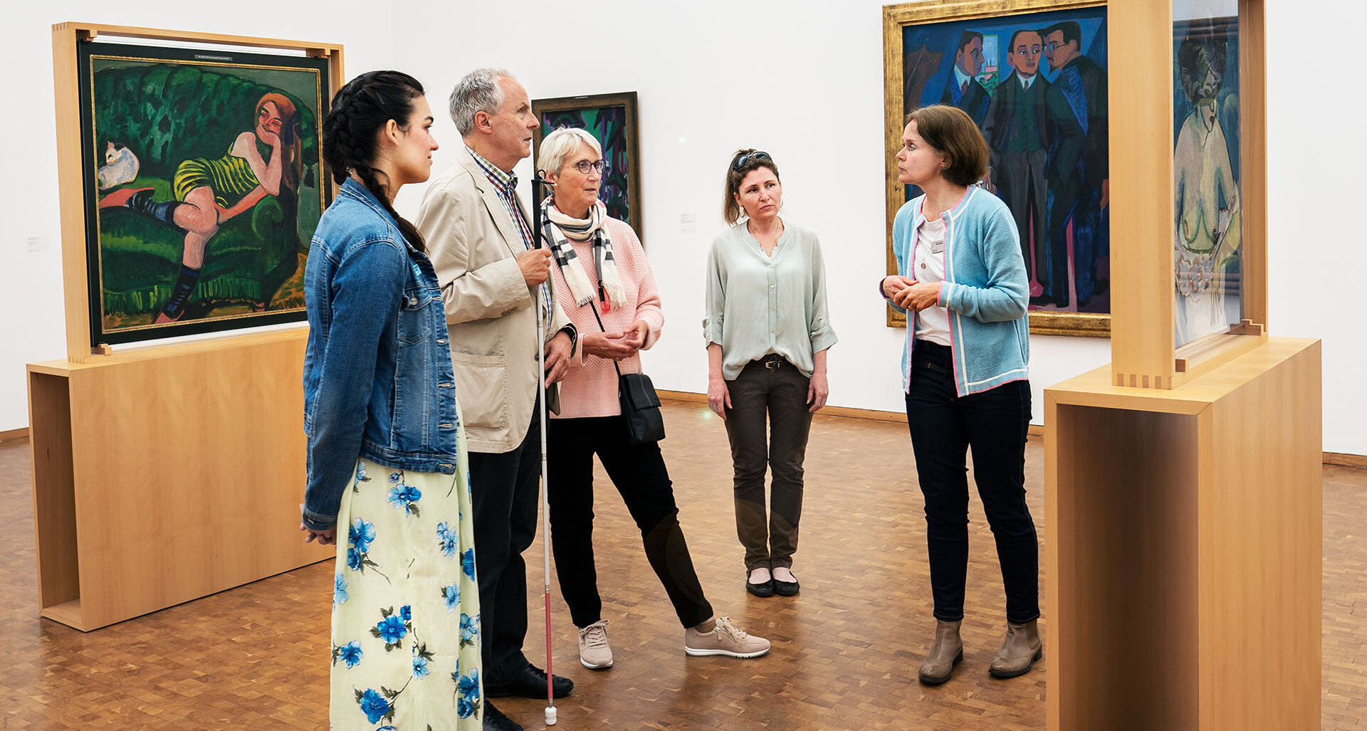 Menschen mit und ohne Sehbehinderung nehmen an einer Führung im Museum Ludwig teil.