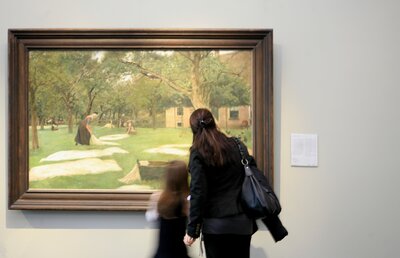 Mutter mit Kind vor Gemälde