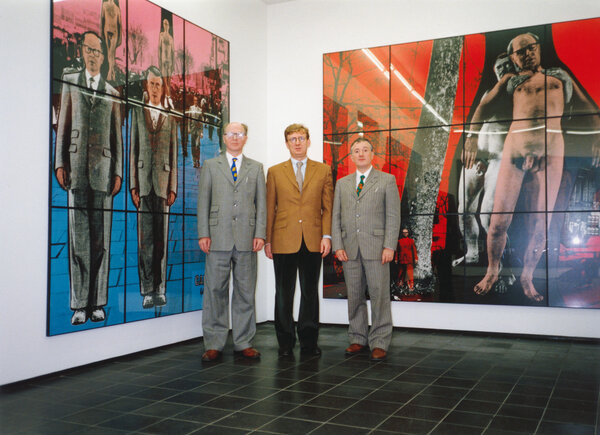 Rafael Jablonka (Mitte) und Gilbert & George während ihrer Ausstellung »Naked Shit Pictures«