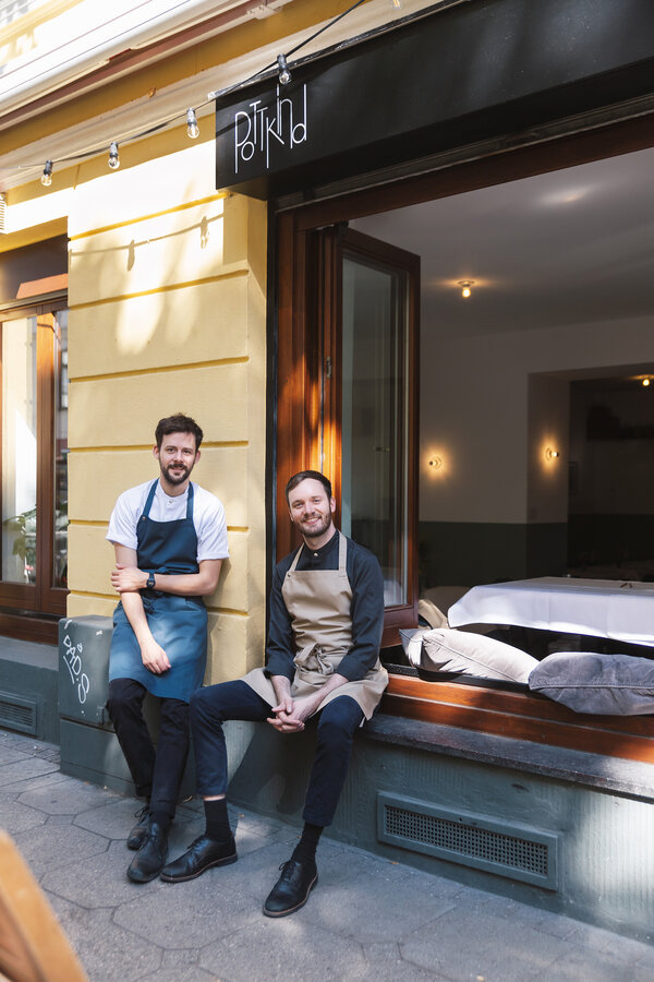 Enrico Sablotny und Lukas Winkelmann vor ihrem Restaurant in der Kölner Südstadt 