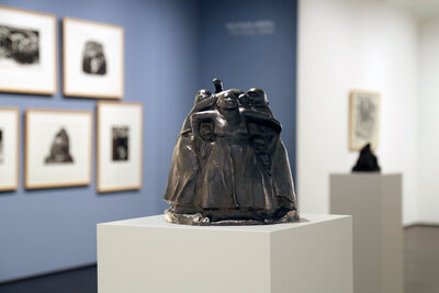 Blick in die Ausstellung, im Vordergrund eine Bronze-Plastik