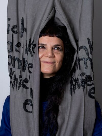 Portrait der Künstlerin farkondeh shahroudi.