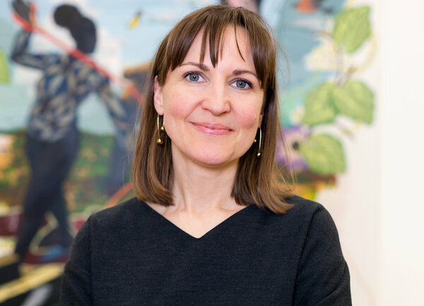 Miriam Szwast vor einem Gemälde von Kerry James Marshall
