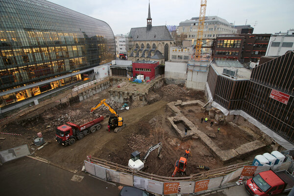 Ausgrabungen im Antoniterquartier in Köln 2017 mit mehreren Baggern und freigelegten Grundmauern eines römischen Großbaus.