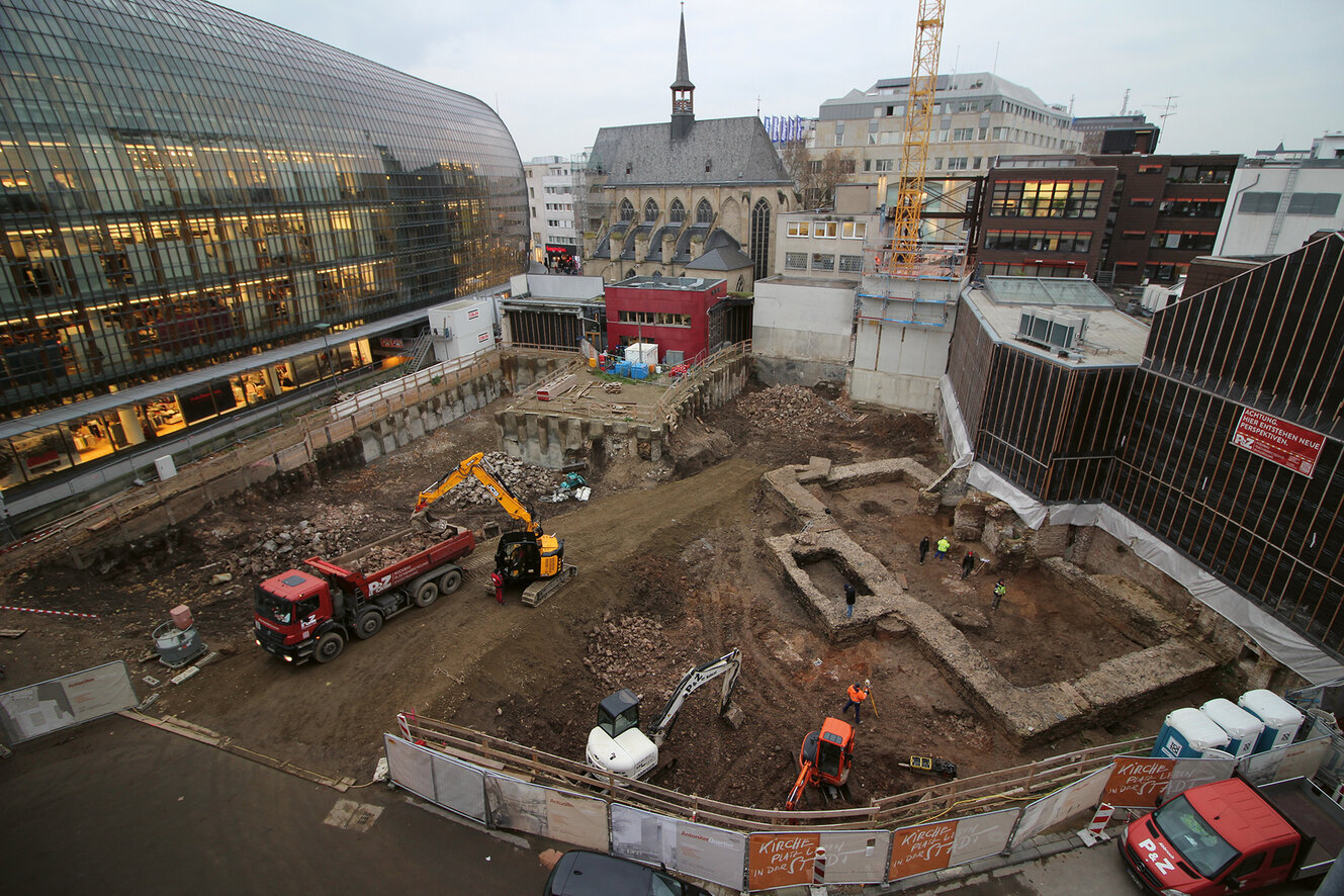 Ausgrabungen im Antoniterquartier in Köln 2017 mit mehreren Baggern und freigelegten Grundmauern eines römischen Großbaus.
