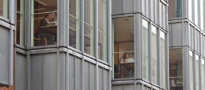 Blick von außen in die Museumsbibliothek 