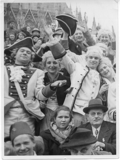 Eine Gruppe Karnevalisten am Rosenmontag