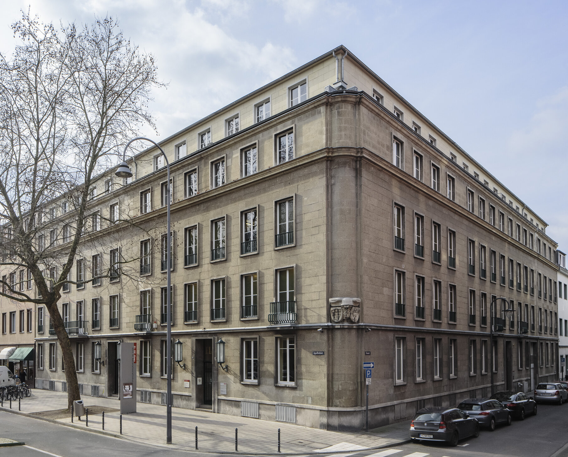 Haus aus Sandstein mit einer regelmäßig durch Fenster gegliederten Fassade