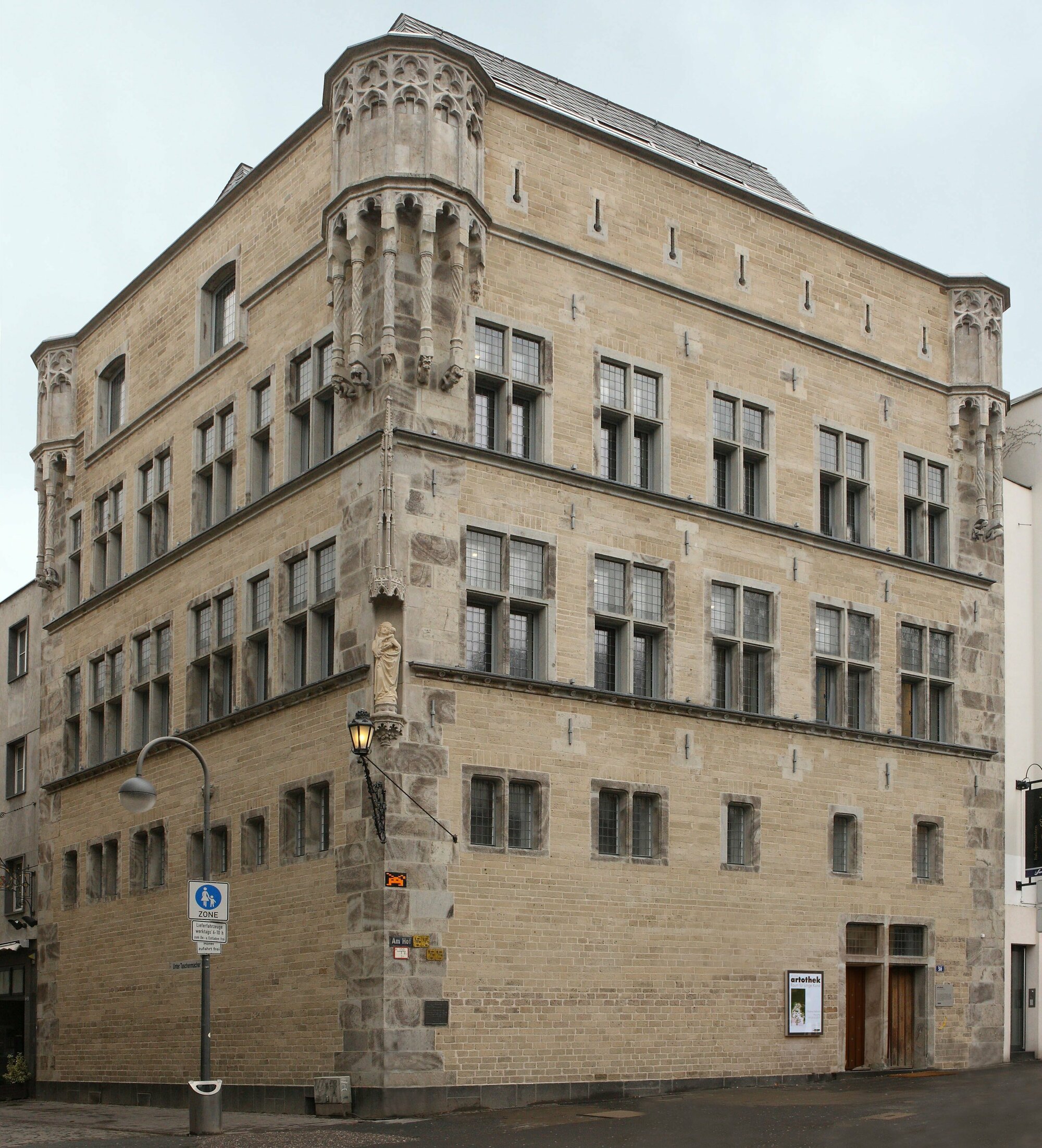Historisches Haus mit einer Skulptur in der Ecke