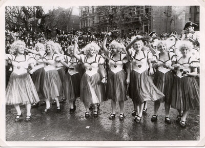 Eine Gruppe von Frauen in den gleichen Karneval-Kostümen