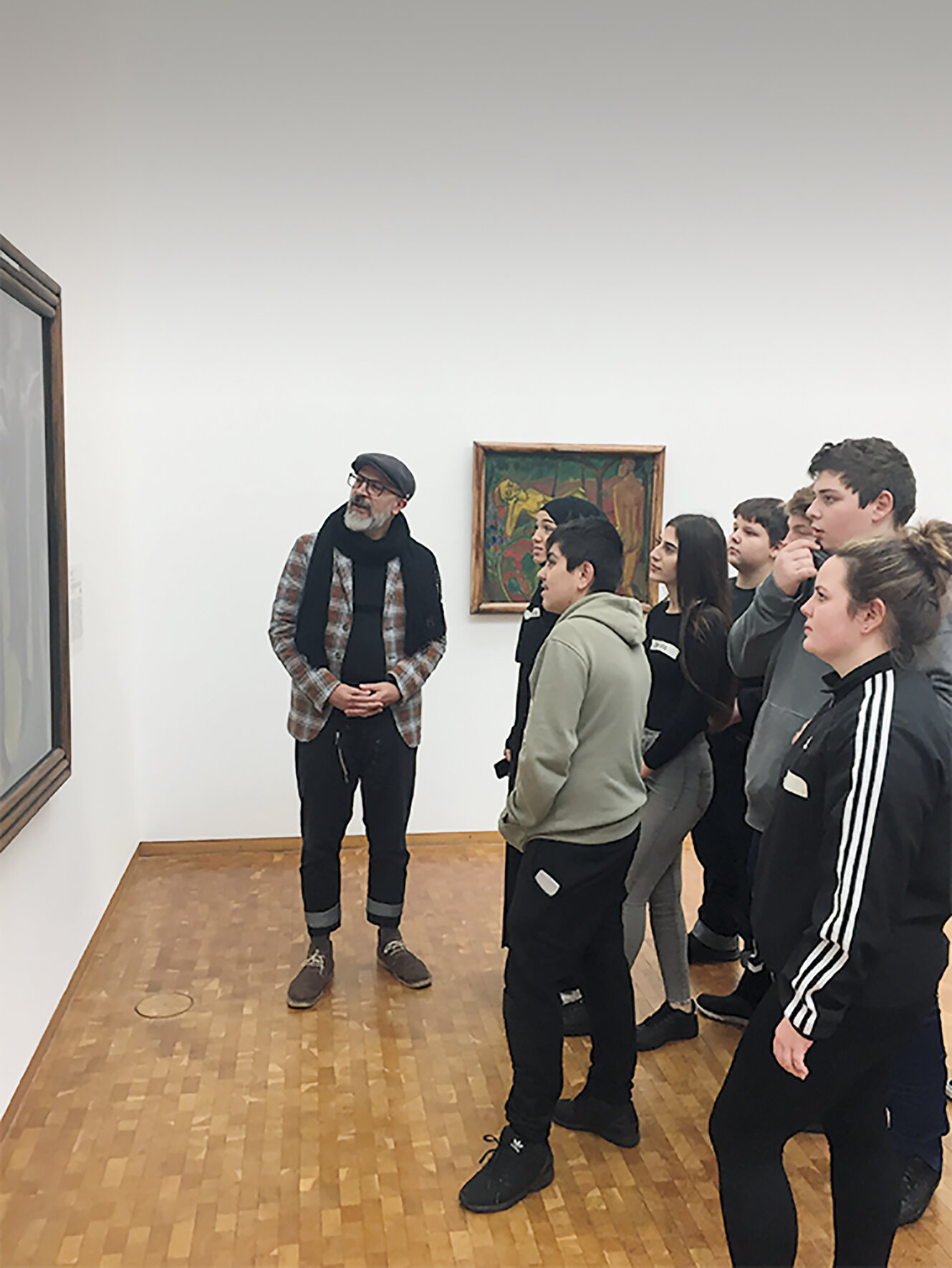 Menschen in einem Museum vor einem Bild stehend