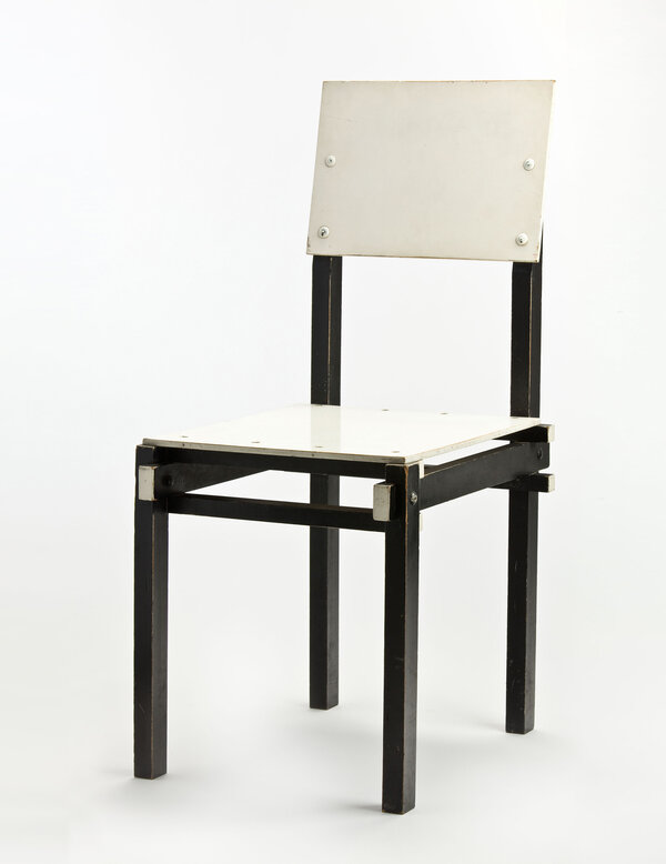 Foto von einem Stuhl mit weißer Sitz- und Lehnfläche