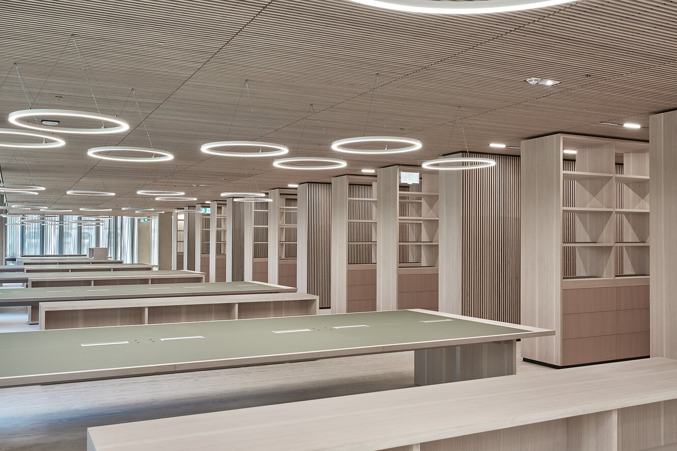 Architektenentwurf des Rheinische Bildarchivs zeigt einen hellen raum mit vielen Arbeitsplätzen.