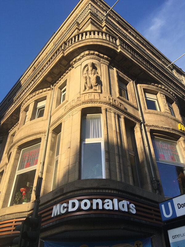 Georg Grasegger, Skulptur des Fürsten am ehemaligen Hotel »Fürsten-Hof« in der Kölner Innenstadt, 1912, heute: McDonald’s