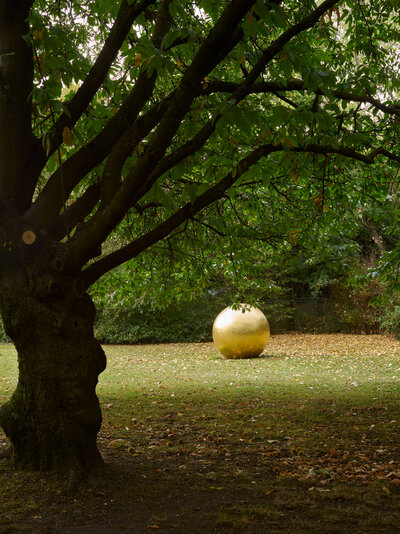 Goldene Kugel im Skulpturenpark Köln.