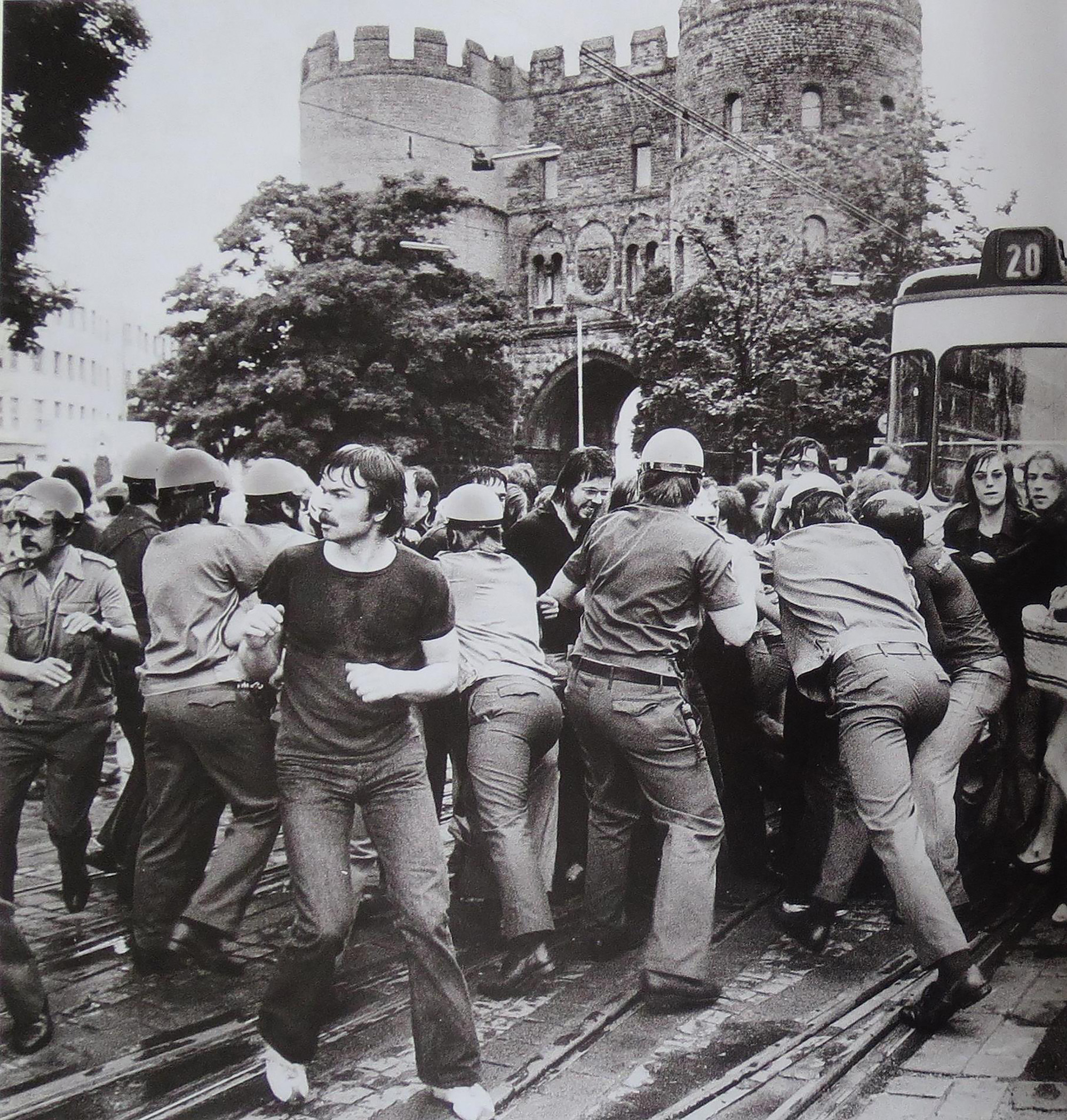 Gegen das »Preisdiktat«: Foto einer Demonstration gegen die Fahrpreiserhöhungen der KVB im Oktober 1966. 