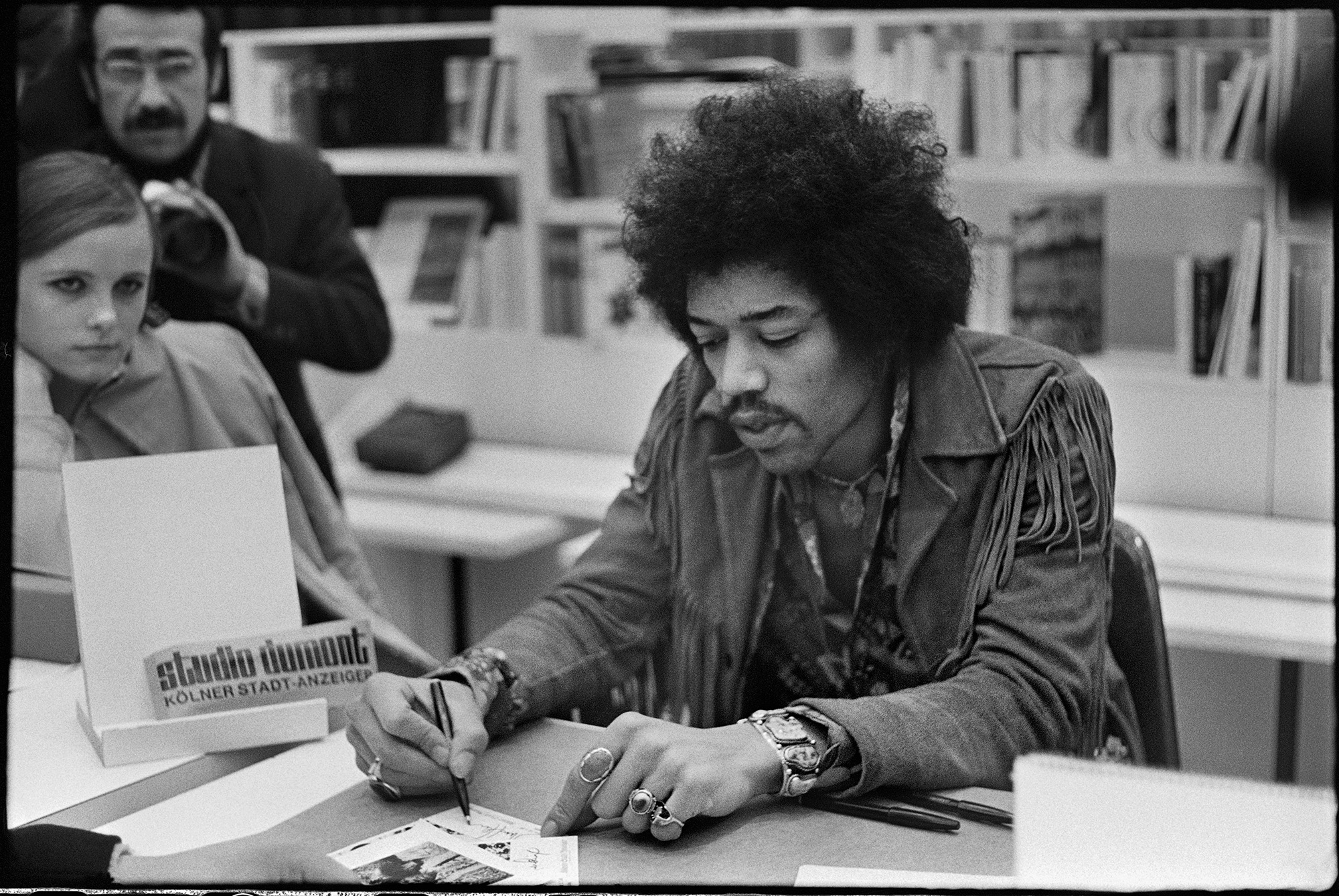 Woodstock-Legende am Rhein: Der Musiker Jimi Hendrix gibt Autogramme im Kölner Studio DuMont.