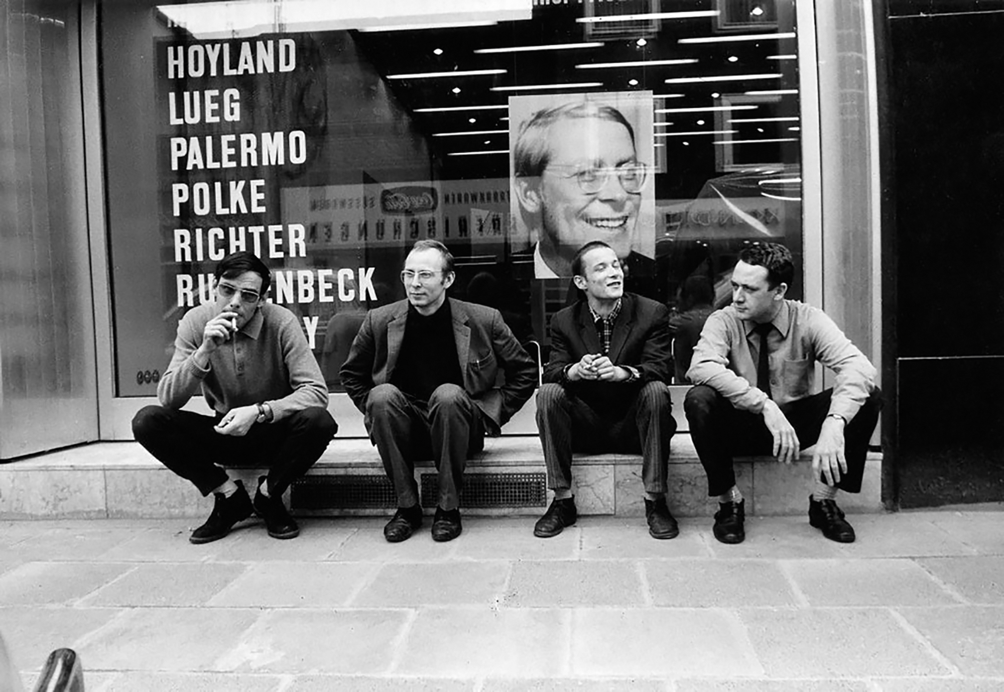 Konrad Lueg, Sigmar Polke, Blinky Palermo und Gerhard Richter vor der Galerie Heiner Friedrich in Koeln 1967