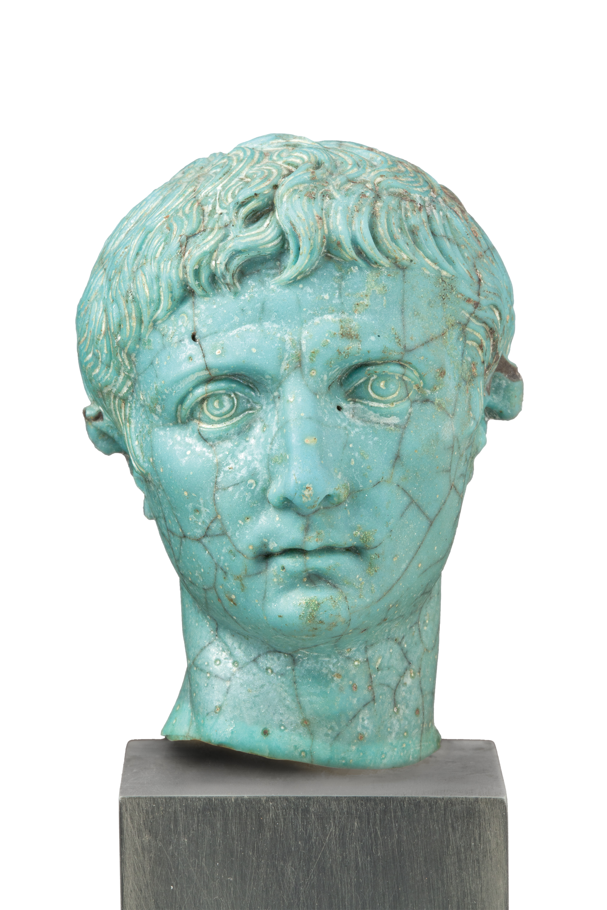 Steinskulptur in Form eines Menschenkopfes