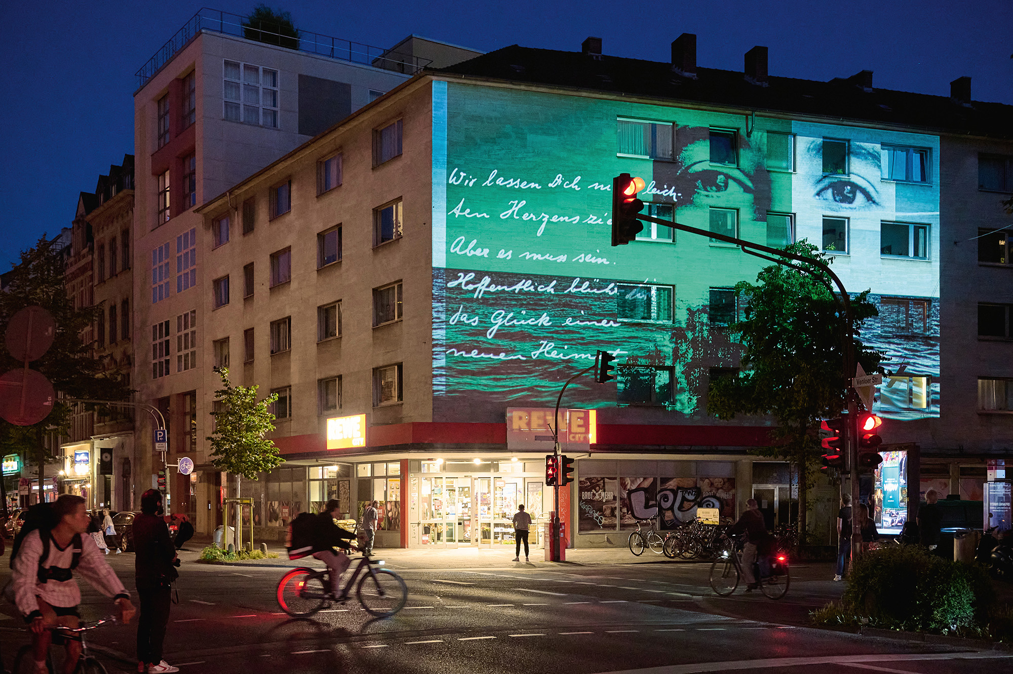 “Visibility”: Projection on 15 June 2022, corner of Venloer Straße 23 / Bismarckstraße