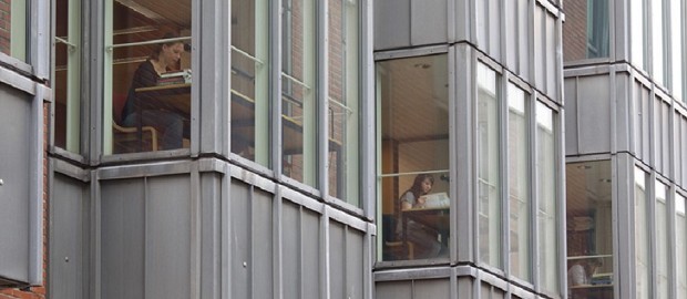 Blick von außen in die Museumsbibliothek 